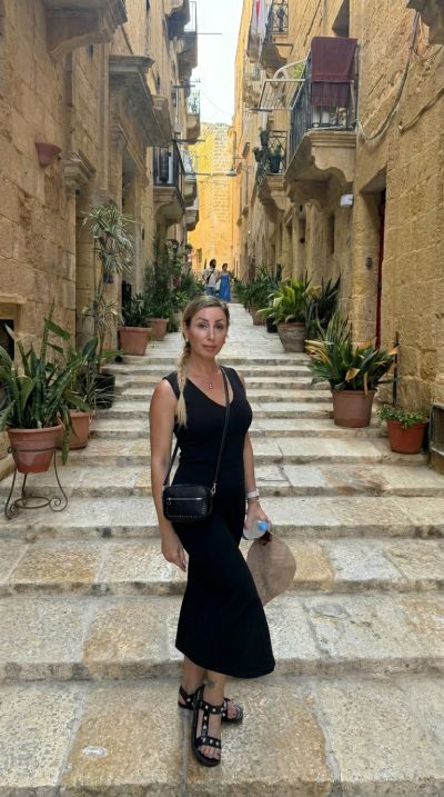 Femme disponible à Roanne cherche rencontre sérieuse et complice